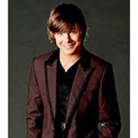 Zac Efron n'a pas peur de se mouiller!